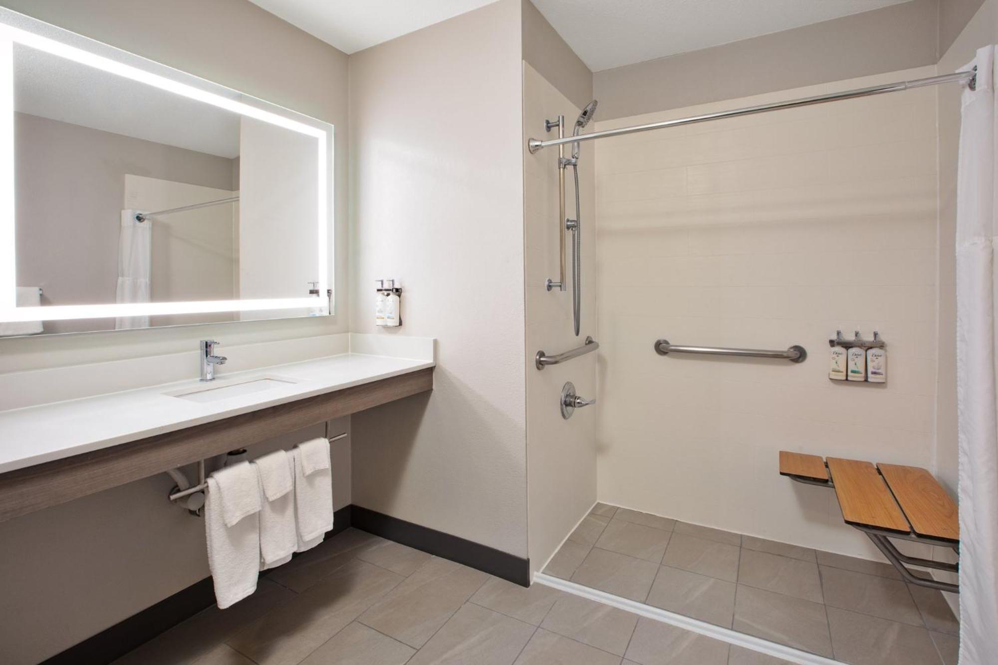 Holiday Inn Express Fremont By Ihg Exterior photo